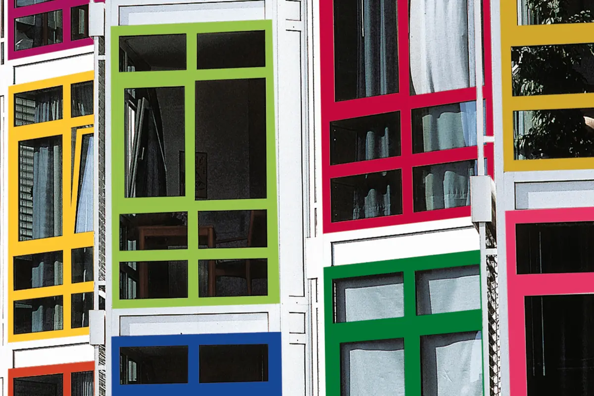 Muestrario de acabados de perfil. El color y la textura no dependen del material estructural: los mismos acabados existen en PVC, en híbrido y en aluminio lacado.