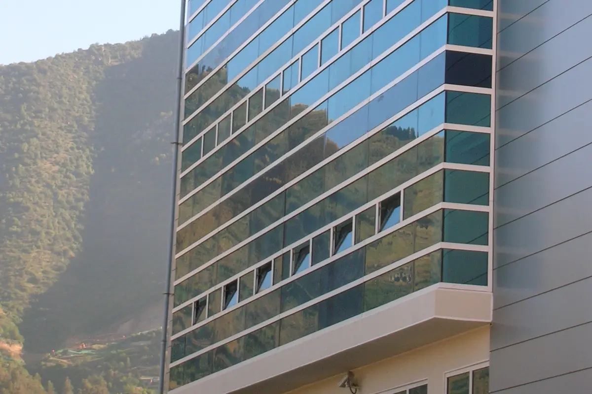 Bloque en altura. La obra se organiza por portales o por plantas, con fecha cerrada por vivienda para que nadie tenga que pedirse el día a ciegas.