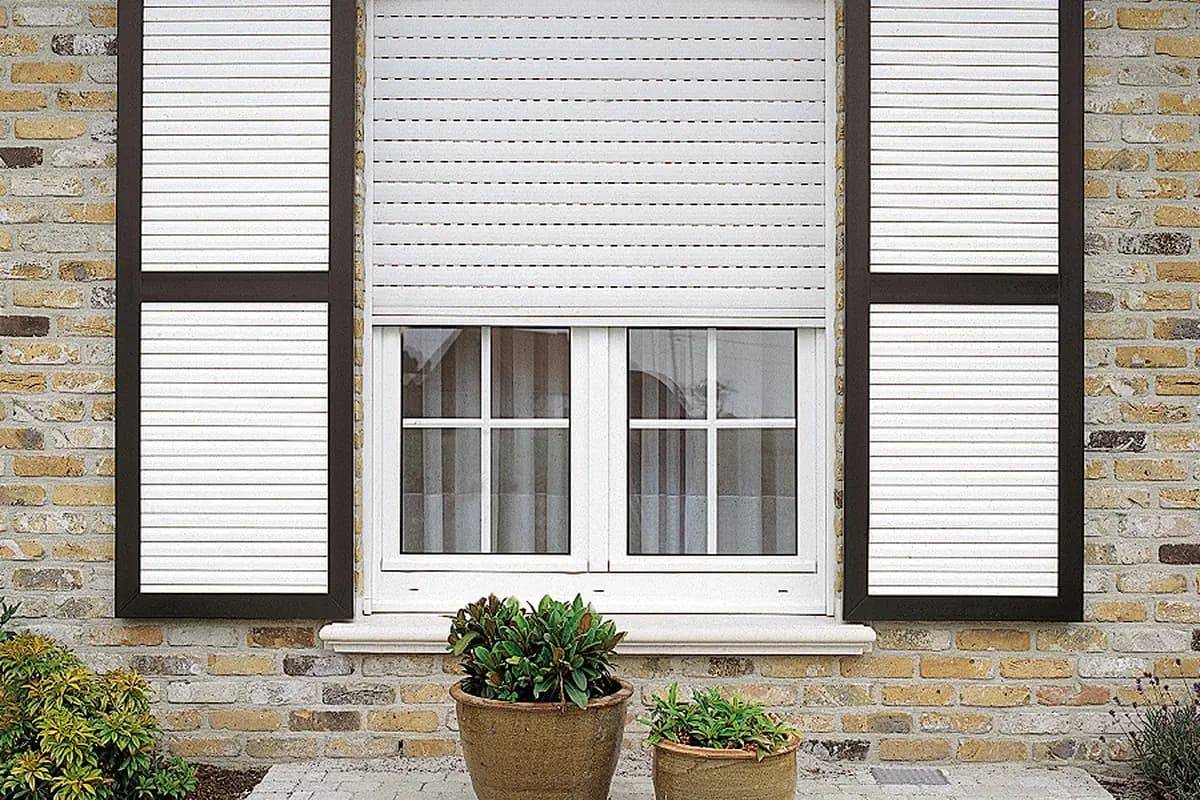 Ventana con persiana exterior. Si el cajón que la aloja es de obra y no está aislado, sigue siendo el punto más frío del hueco por muy buena que sea la ventana.