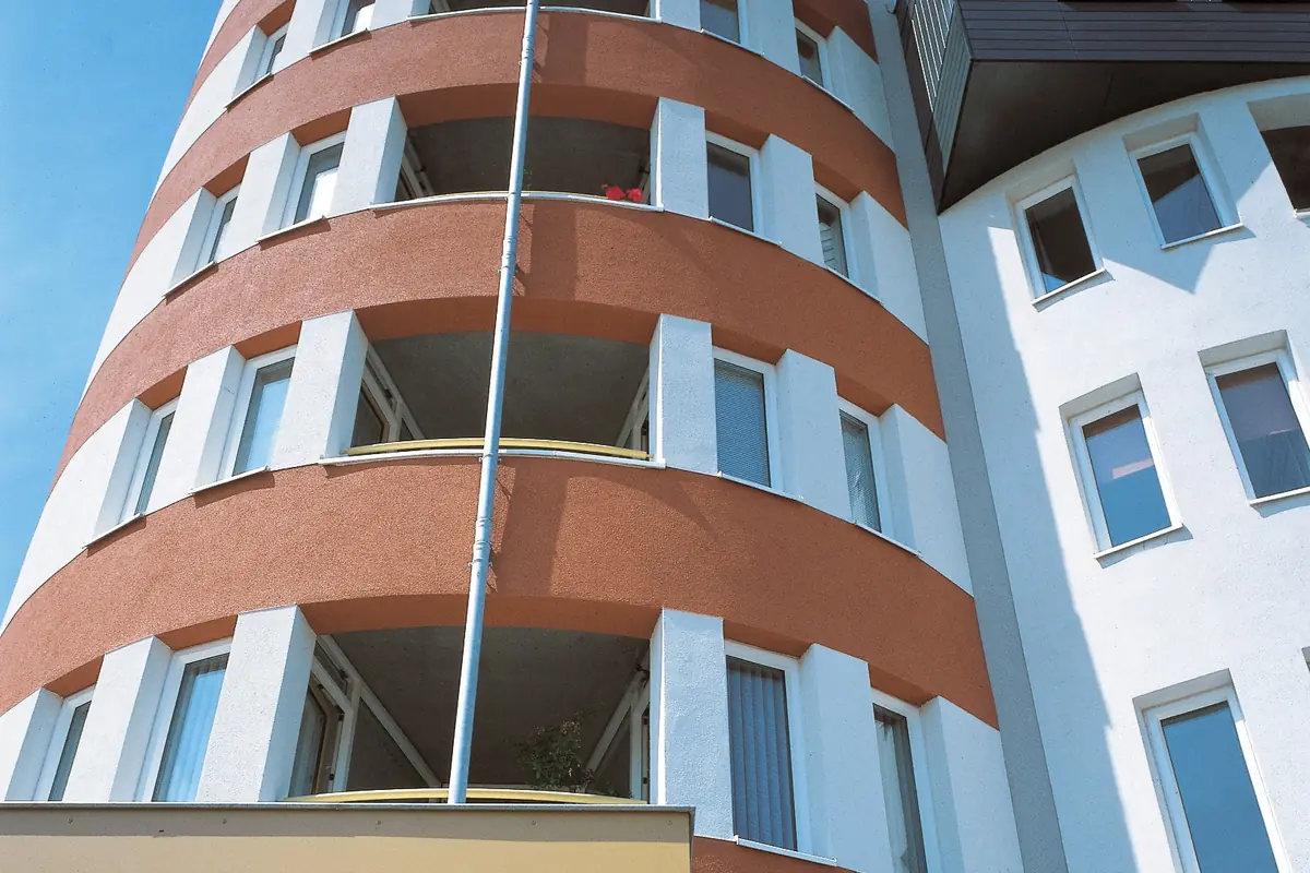 Edificio residencial con carpintería renovada en toda la fachada. Las convocatorias municipales suelen distinguir entre zonas preferentes y resto de la ciudad.