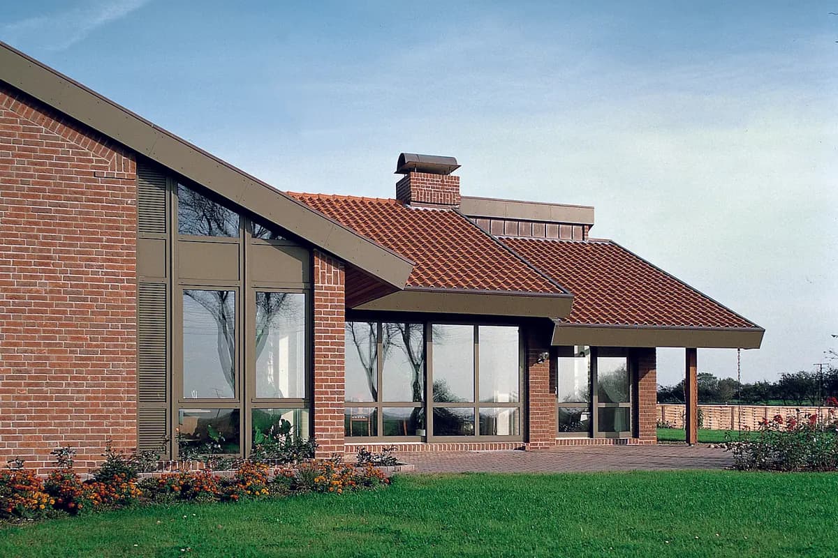 Vivienda con huecos de tamaños muy distintos. Mezclar gamas por orientación es lo que permite ajustar sin que se note por dentro.