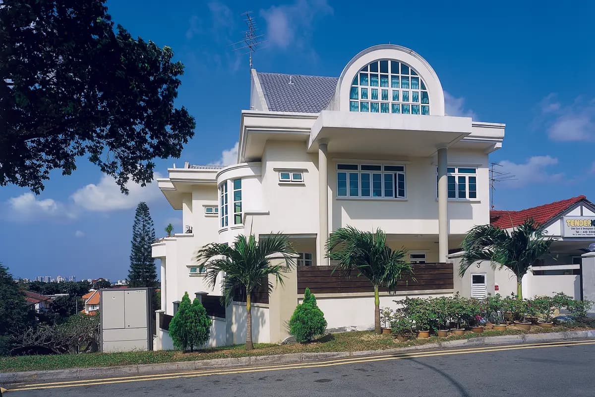 Vivienda con huecos de proporciones muy distintas. El Uw de un mismo sistema cambia según cuánto marco y cuánto cristal tenga cada ventana.