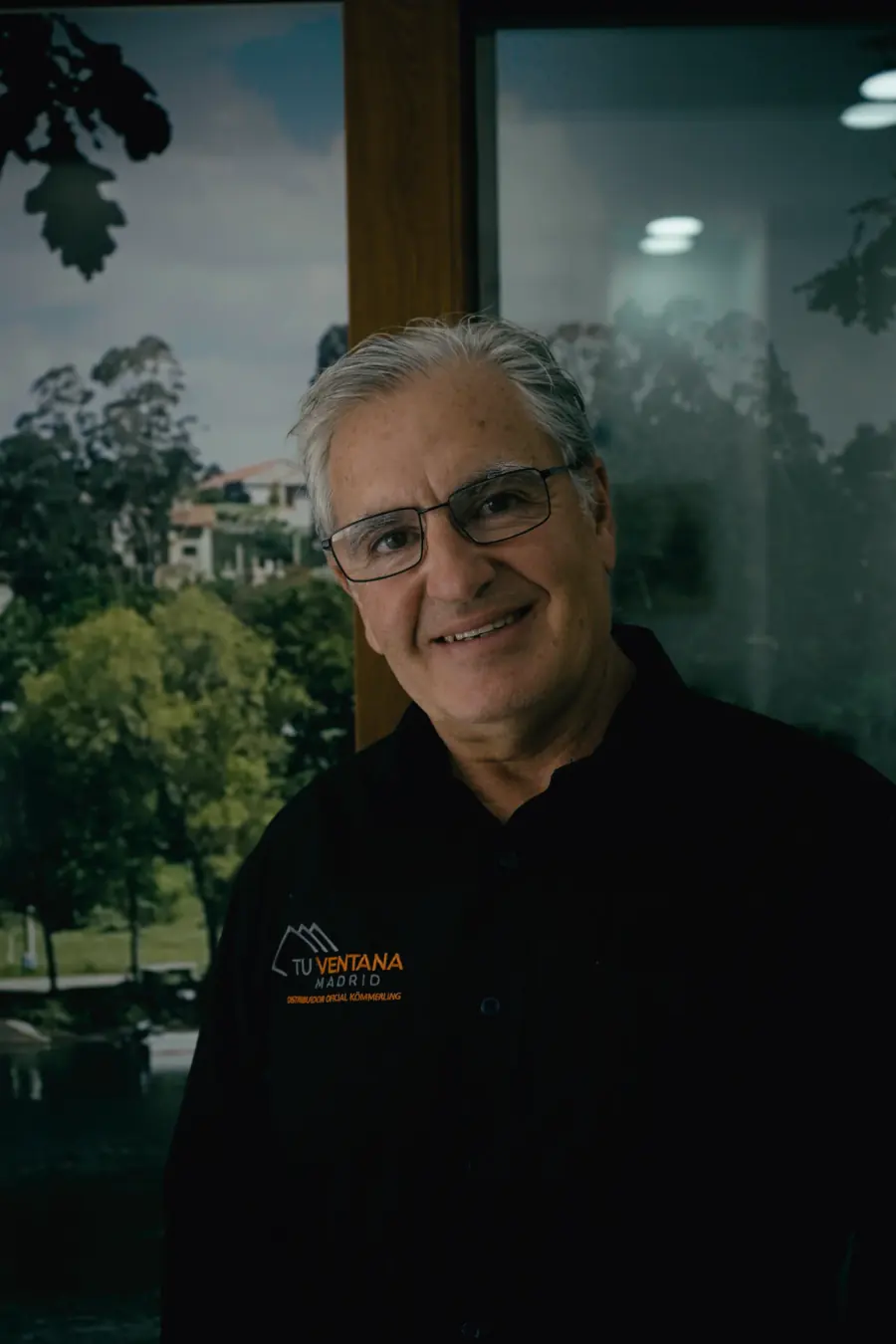 Eduardo, fundador de Tu Ventana, en la exposición de la empresa