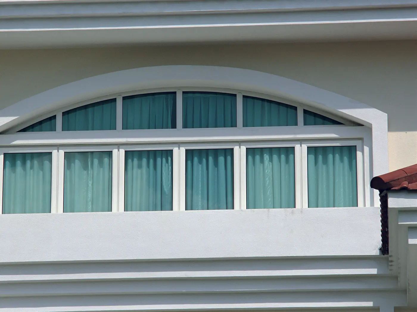 Ventana en arco: perfil curvado a medida sobre plantilla