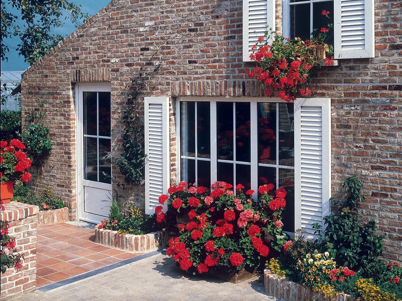 Ventanas con contraventana: pvc blanco con contraventana de lamas a juego