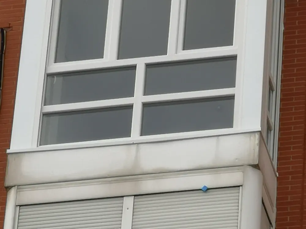 La misma ventana ya sustituida por carpintería de PVC blanco
