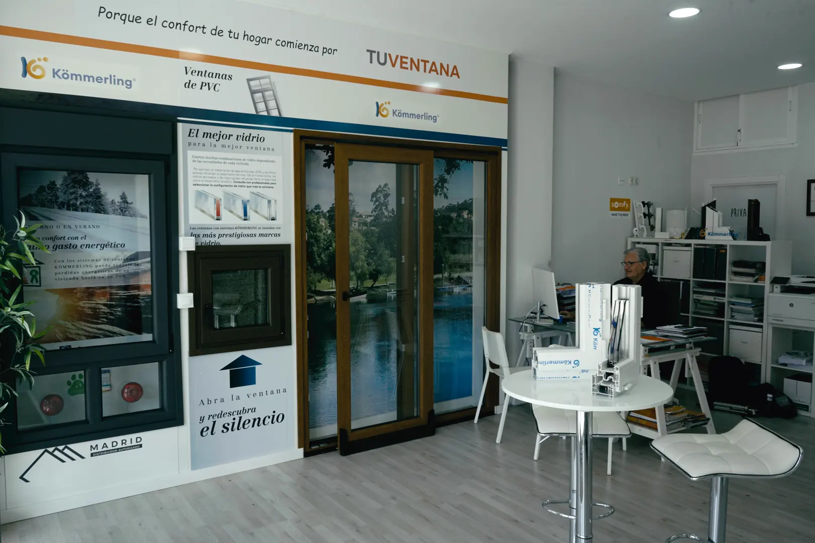 Ventanas montadas a tamaño real. Se abren, se cierran y se oye la diferencia entre un vidrio y otro.